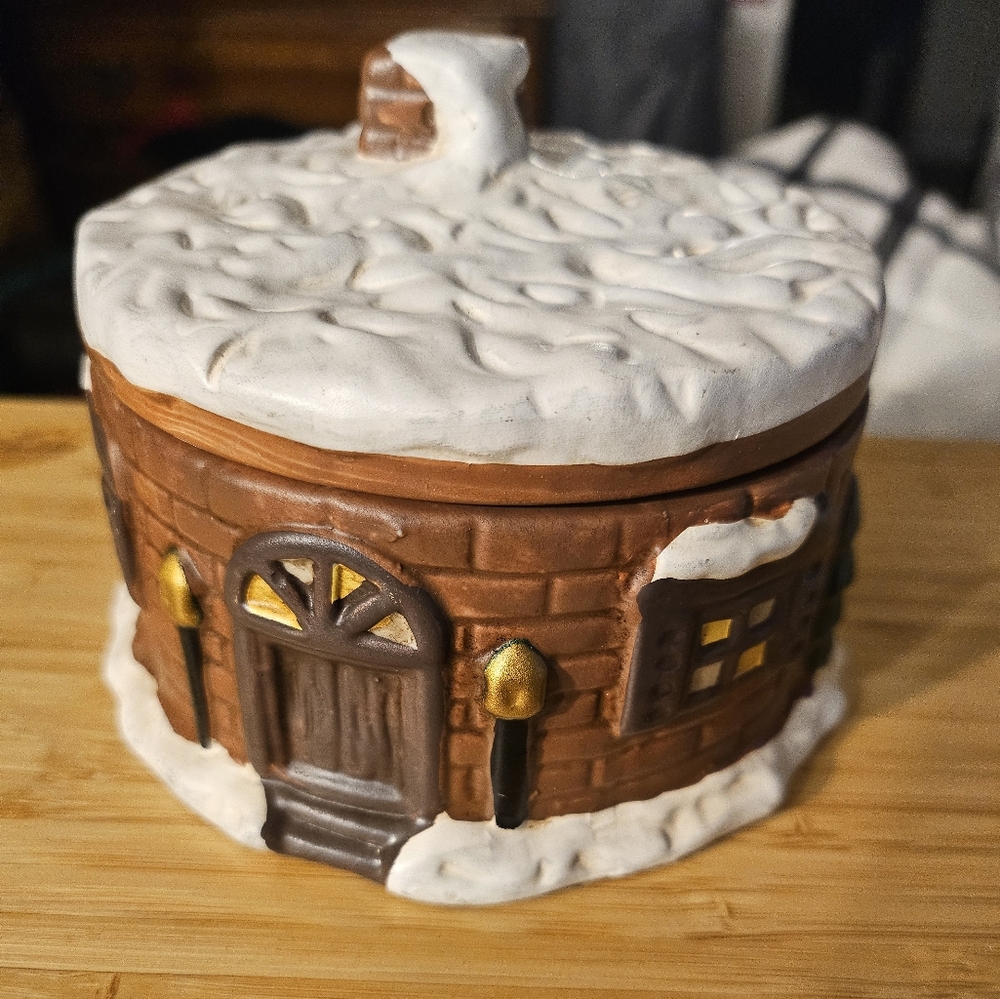 Vintage christmas candle, round cabin